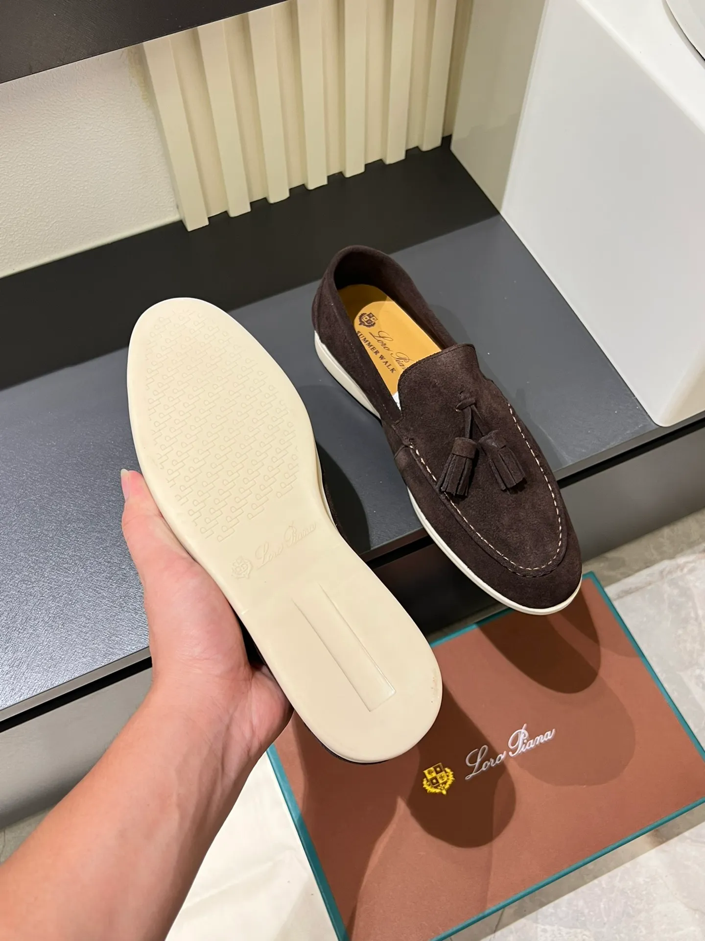 Men's shoes 💰p360 "Loro men's shoes 💰pian'*" Classic L men's shoes for couples 💰p Top version British flat loafers, a must-have item in old money style, the minimalist design is eye-catching and durable, a plus point for dressing The soft foot feel and texture are outstanding. They don’t scratch your feet and are very nice. They are matched with soft and waxy soles. They can be worn daily for a long time without getting tired. They are easy to wear, versatile and classic items, with perfect foot feel and texture! Imported cashmere fabric, the lining is made of imported A-grade water-dyed cow lining, the top version of the genuine leather midsole is sewn with pure handmade mark thread! Size: Female 35-40 (34. Customized) Male 38-44 (45.46. Customized)